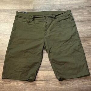 Oakley Khaki Green Perf Utility Workwear Shorts size 38